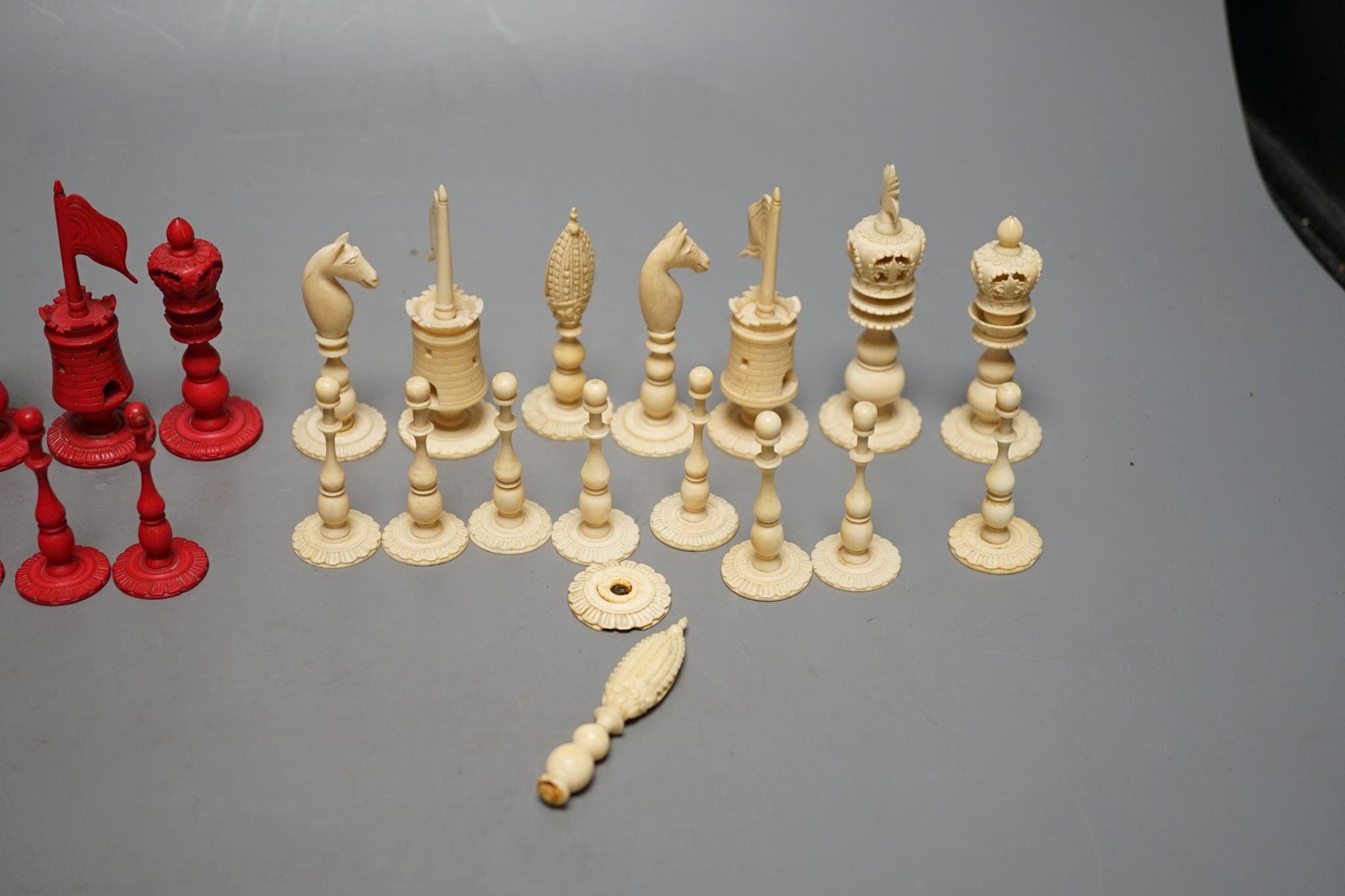 A North European stained ivory chess set, Kings 8cm